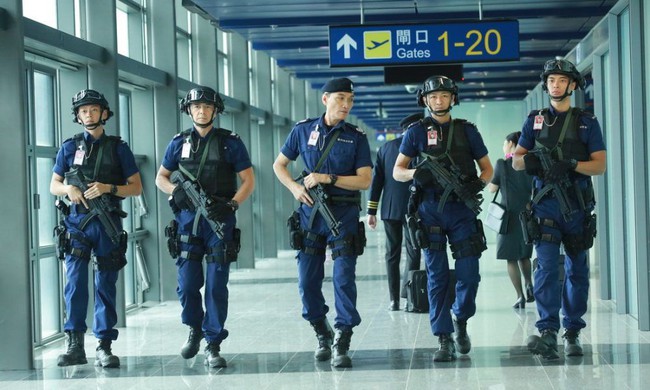 &quot;Đặc cảnh sân bay&quot; trên TVB: Hé lộ màn bắt cướp của đội cảnh sát đẹp trai cực phẩm, xuất hiện cảnh nóng gây đỏ mặt - Ảnh 3.