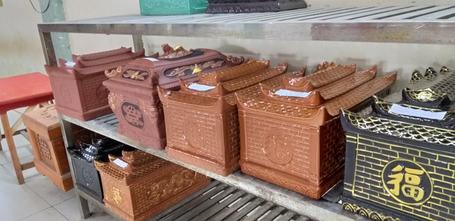 Mỗi bộ tro cốt sẽ bị chênh lệch so với giá quy định từ 5 trăm đến 1 triệu đông Mỗi bộ tro cốt sẽ bị chênh lệch so với giá quy định từ 5 trăm đến 1 triệu đông