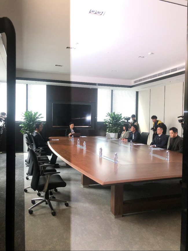Lộ cảnh Huỳnh Hiểu Minh hôn môi "tình trẻ" Thái Văn Tịnh, Angelababy lại bị gọi tên - Ảnh 5. Lộ cảnh Huỳnh Hiểu Minh hôn môi "tình trẻ" Thái Văn Tịnh, Angelababy lại bị gọi tên - Ảnh 5.