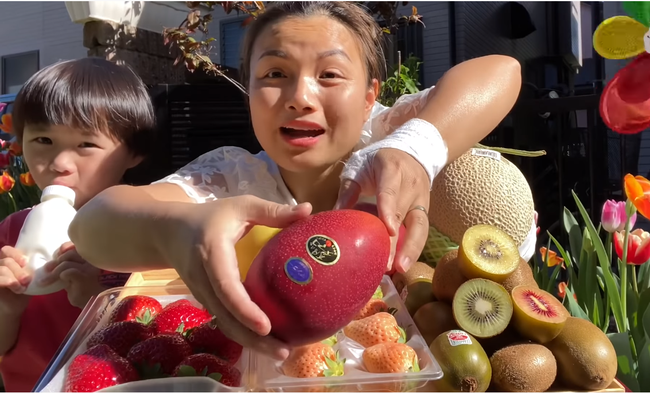 Quỳnh Trần JP thưởng thức mâm trái cây đắt đỏ giữa vườn nhà đầy hoa, mua hẳn giống xoài giá bạc triệu 1 trái, chịu nắng nóng để ngồi quay vlog - Ảnh 5.