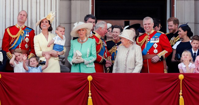 Nữ hoàng Elizabeth II: Từ vị nữ hoàng của lòng dân sống trọn một đời vì đất nước đến người vợ, người mẹ, người bà tuyệt vời của Hoàng gia Anh - Ảnh 27. Nữ hoàng Elizabeth II: Từ vị nữ hoàng của lòng dân sống trọn một đời vì đất nước đến người vợ, người mẹ, người bà tuyệt vời của Hoàng gia Anh - Ảnh 27.