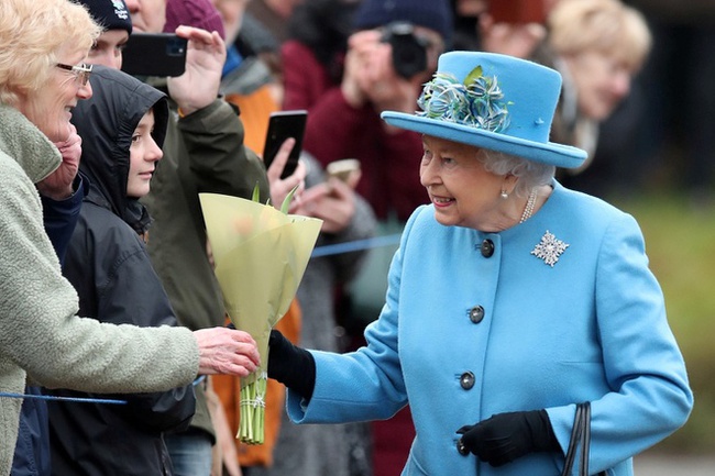 Cú sốc của Nữ hoàng Anh: Đúng vào dịp sinh nhật của bà, vợ chồng Meghan Markle đã có hành động gây choáng váng, coi thường tất cả - Ảnh 1.