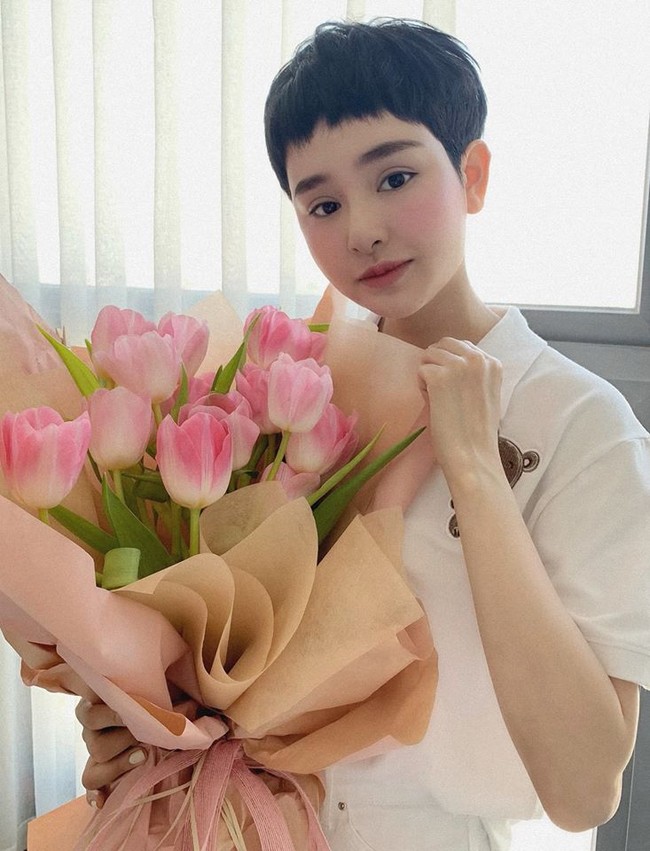 Hiền Hồ khoe sắc bên bó hoa tulip. Hiền Hồ khoe sắc bên bó hoa tulip.
