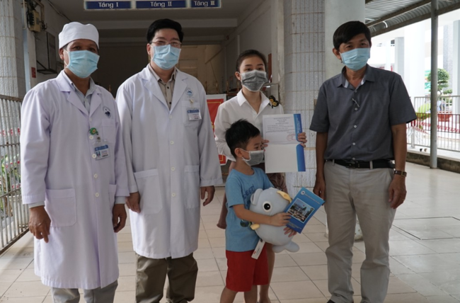 Xúc động cảnh gia đình đến đón bé trai 6 tuổi được công bố khỏi bệnh COVID-19 ở Tây Ninh - Ảnh 2.