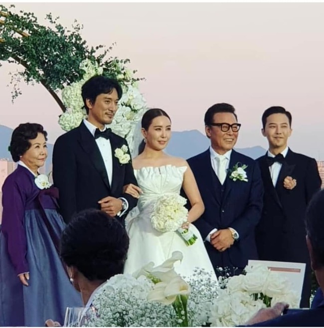 &quot;Những chàng trai vàng trong làng đi đám cưới&quot;: Lee Min Ho, Hyun Bin làm lu mờ cả chú rể vì quá đẹp trai, gây chú ý nhất là cặp đôi này trong hôn lễ của Song- Song - Ảnh 10.