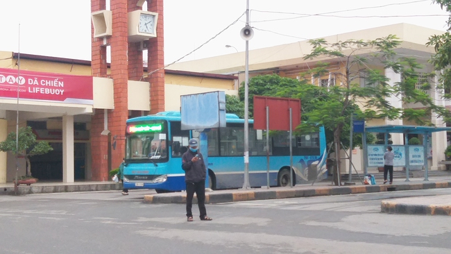 Hà Nội: Ngày đầu tiên nới lỏng giãn cách xã hội, bến xe không người - Ảnh 3.