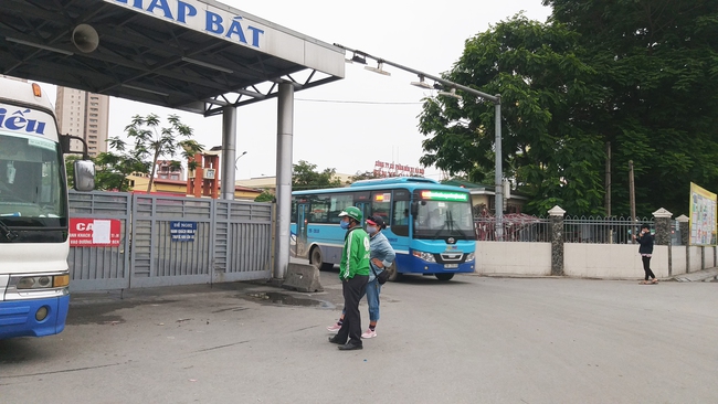 Hà Nội: Ngày đầu tiên nới lỏng giãn cách xã hội, bến xe không người - Ảnh 4.