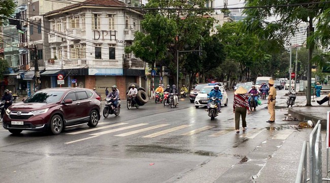 Ngày đầu nới lỏng giãn cách xã hội, CSGT Hà Nội tất bật trở lại - Ảnh 4.