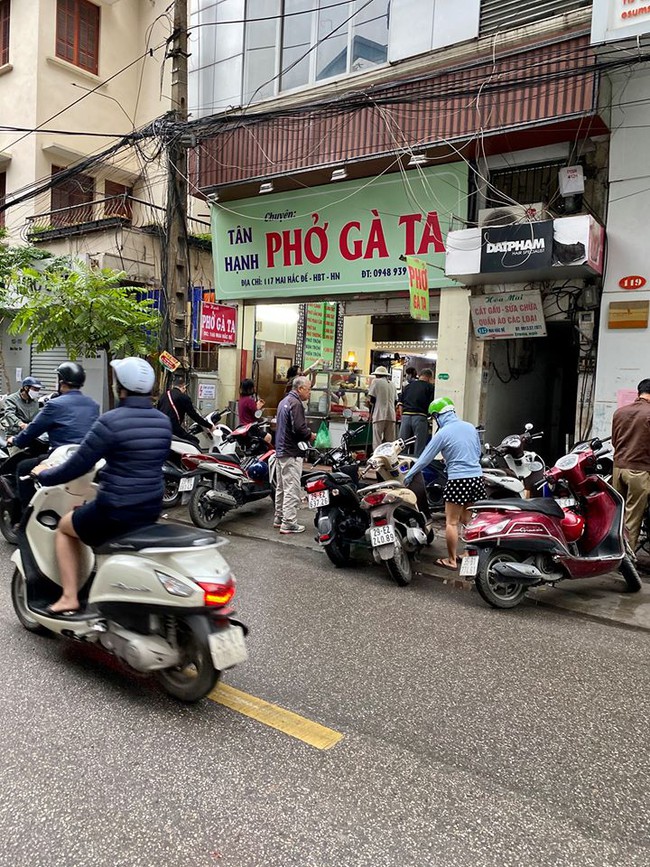 Sáng nay 23/4, một số quán phở nổi tiếng ở Hà Nội đã mở bán, một số khác vẫn đóng cửa im lìm - Ảnh 1.