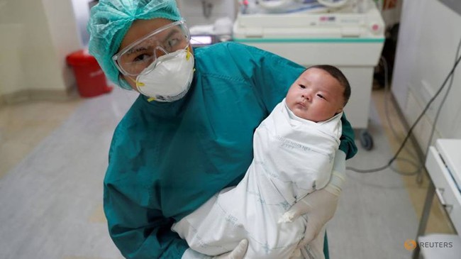 Em bé sơ sinh 1 tháng tuổi ở Thái Lan đã được chữa khỏi bệnh Covid-19 - Ảnh 1.