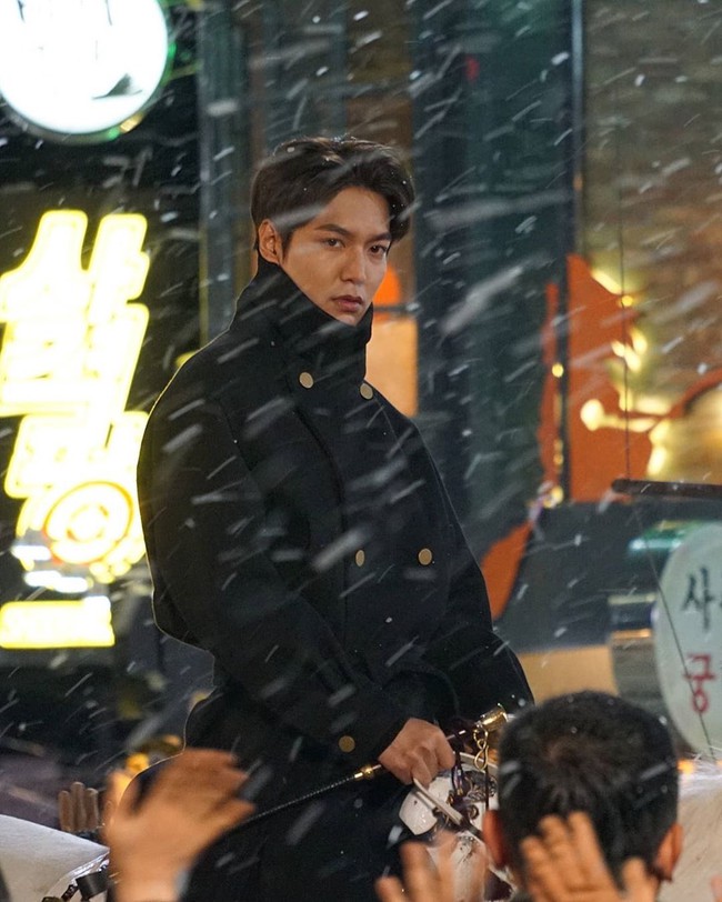 "Quân vương bất diệt": Lee Min Ho gây náo loạn cả phố lúc nửa đêm, gây chú ý chính là màn tút tát nhan sắc trên lưng ngựa - Ảnh 5. "Quân vương bất diệt": Lee Min Ho gây náo loạn cả phố lúc nửa đêm, gây chú ý chính là màn tút tát nhan sắc trên lưng ngựa - Ảnh 5.