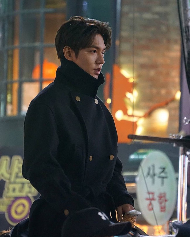 "Quân vương bất diệt": Lee Min Ho gây náo loạn cả phố lúc nửa đêm, gây chú ý chính là màn tút tát nhan sắc trên lưng ngựa - Ảnh 6. "Quân vương bất diệt": Lee Min Ho gây náo loạn cả phố lúc nửa đêm, gây chú ý chính là màn tút tát nhan sắc trên lưng ngựa - Ảnh 6.