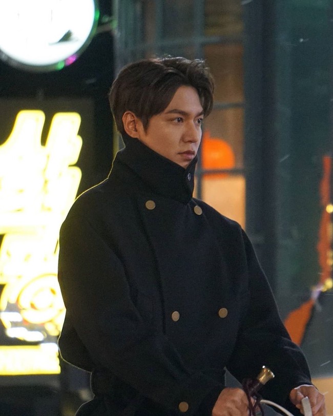 "Quân vương bất diệt": Lee Min Ho gây náo loạn cả phố lúc nửa đêm, gây chú ý chính là màn tút tát nhan sắc trên lưng ngựa - Ảnh 8. "Quân vương bất diệt": Lee Min Ho gây náo loạn cả phố lúc nửa đêm, gây chú ý chính là màn tút tát nhan sắc trên lưng ngựa - Ảnh 8.