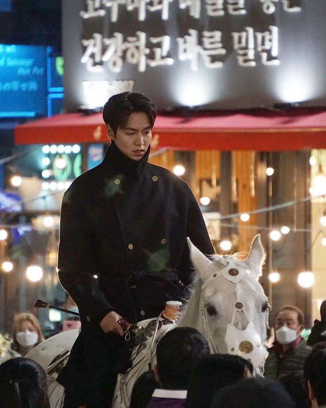 &quot;Quân vương bất diệt&quot;: Lee Min Ho gây náo loạn cả phố lúc nửa đêm, gây chú ý chính là màn tút tát nhan sắc trên lưng ngựa - Ảnh 7.