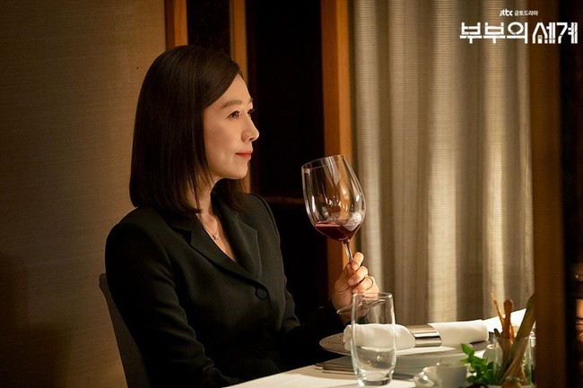 &quot;Bà cả&quot; Jang Nara và Kim Hee Ae đều thích diện đồ đen khi hẹn hò: Trông thật sang mà cũng u ám như con đường hôn nhân của hai chị vậy - Ảnh 2.