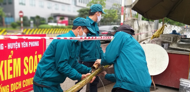 Phó thủ tướng: Nguy cơ dịch bệnh vẫn còn xung quanh ta, hạn chế tối đa đi ra ngoài, hạn chế tiếp xúc - Ảnh 3.