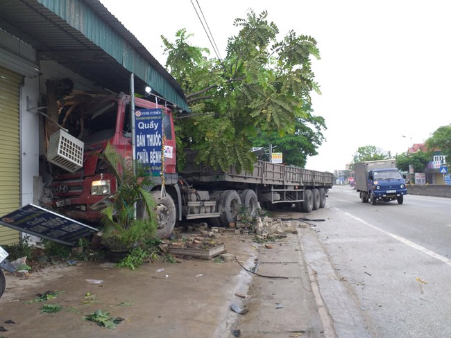 Nghệ An: Chỉ trong vòng 8 tiếng xảy ra 2 vụ tai nạn khiến 1 người tử vong, 1 nhà dân bị đổ sập - Ảnh 3.