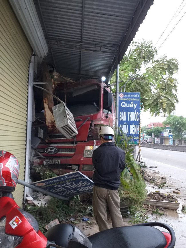 Nghệ An: Chỉ trong vòng 8 tiếng xảy ra 2 vụ tai nạn khiến 1 người tử vong, 1 nhà dân bị đổ sập - Ảnh 5.