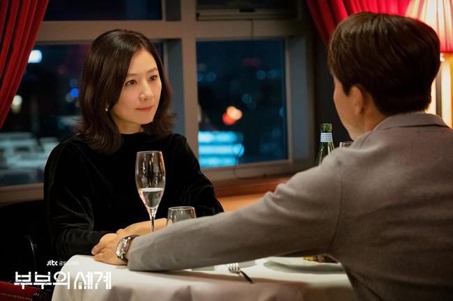 &quot;Bà cả&quot; Jang Nara và Kim Hee Ae đều thích diện đồ đen khi hẹn hò: Trông thật sang mà cũng u ám như con đường hôn nhân của hai chị vậy - Ảnh 1.