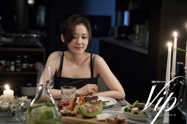 &quot;Bà cả&quot; Jang Nara và Kim Hee Ae đều thích diện đồ đen khi hẹn hò: Trông thật sang mà cũng u ám như con đường hôn nhân của hai chị vậy - Ảnh 4.