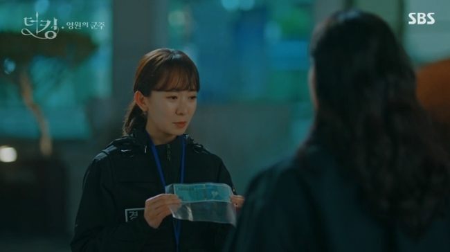 &quot;Quân vương bất diệt&quot; tập 4: Tan chảy cảnh Lee Min Ho ôm Kim Go Eun vào lòng, cưỡi ngựa bước vào thế giới chỉ có đôi ta - Ảnh 5.