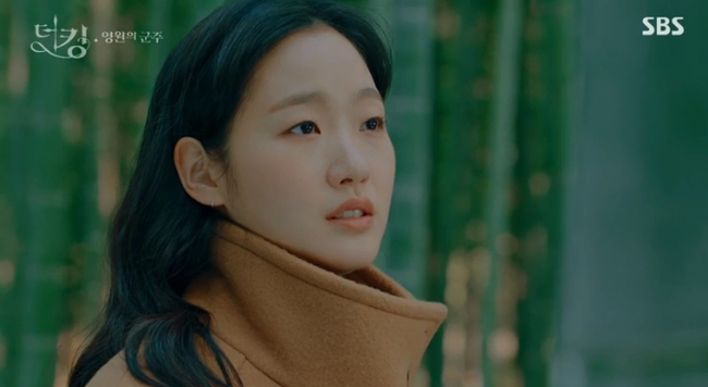 &quot;Quân vương bất diệt&quot; tập 4: Tan chảy cảnh Lee Min Ho ôm Kim Go Eun vào lòng, cưỡi ngựa bước vào thế giới chỉ có đôi ta - Ảnh 6.