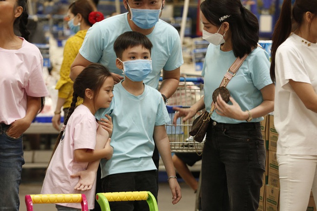 Con gái Đoan Trang bám riết con trai Thu Trang - Tiến Luật, bố mẹ 2 nhà còn kịch liệt &quot;đẩy thuyền&quot; - Ảnh 2.