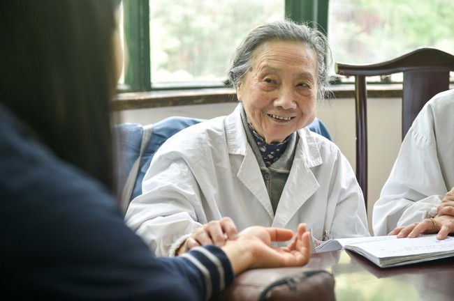 99 tuổi vẫn nhanh nhẹn, khỏe khoắn để khám bệnh, hát karaoke: Bác sĩ Trung Quốc tiết lộ bí quyết đến từ 