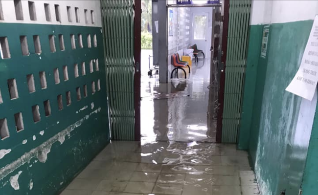 Ngán ngẩm cảnh Bệnh viện huyện Hóc Môn 'ngập như sông' sau cơn mưa chiều tối cuối tuần - Ảnh 3.