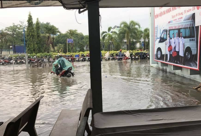 Ngán ngẩm cảnh Bệnh viện huyện Hóc Môn 'ngập như sông' sau cơn mưa chiều tối cuối tuần - Ảnh 5.