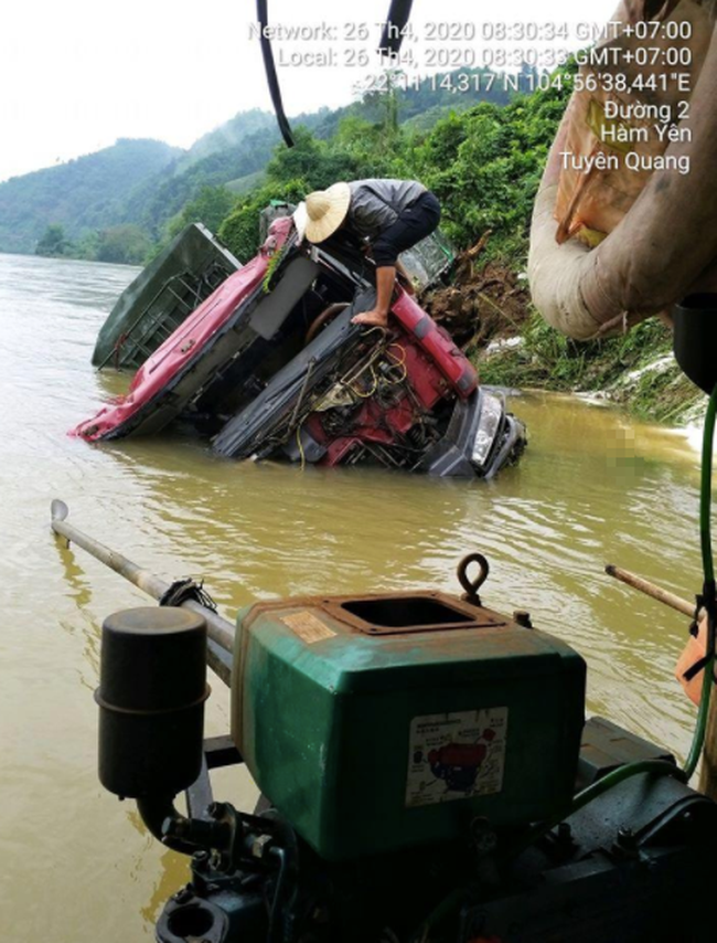 Hình ảnh tài xế thất thần, ngồi co ro trên bờ sau khi xe chở gạo bị lật nghiêng xuống sông khiến nhiều người xót xa - Ảnh 7.