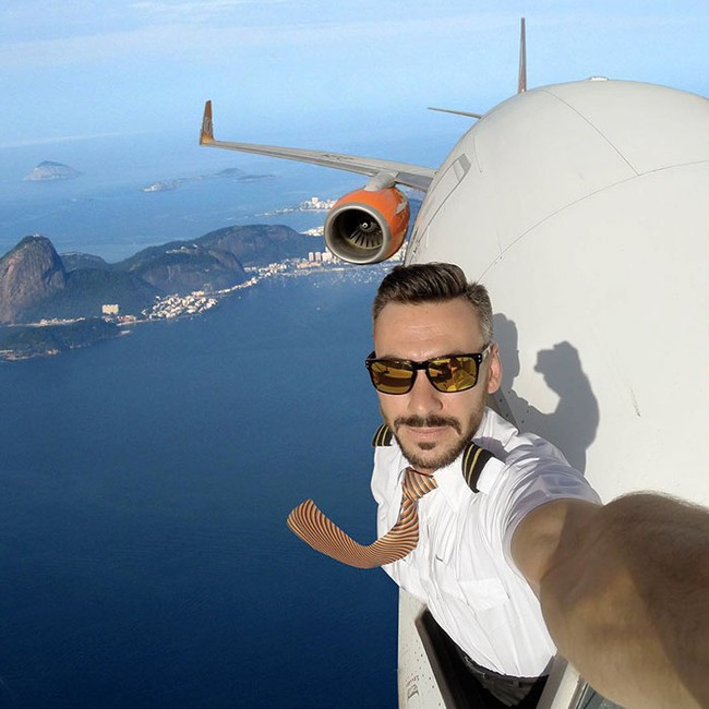 Đăng loạt ảnh &quot;selfie&quot; trên không trung gây xôn xao MXH, nam phi công lên tiếng giải thích nhưng vẫn không ngăn được bộ phận dân mạng tin sái cổ - Ảnh 4.