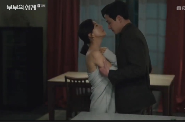 Thế giới hôn nhân: Gã chồng tồi Lee Tae Oh gõ cửa nhà “bà cả” giữa đêm, trâng tráo lột áo ngủ của vợ cũ - Ảnh 7.