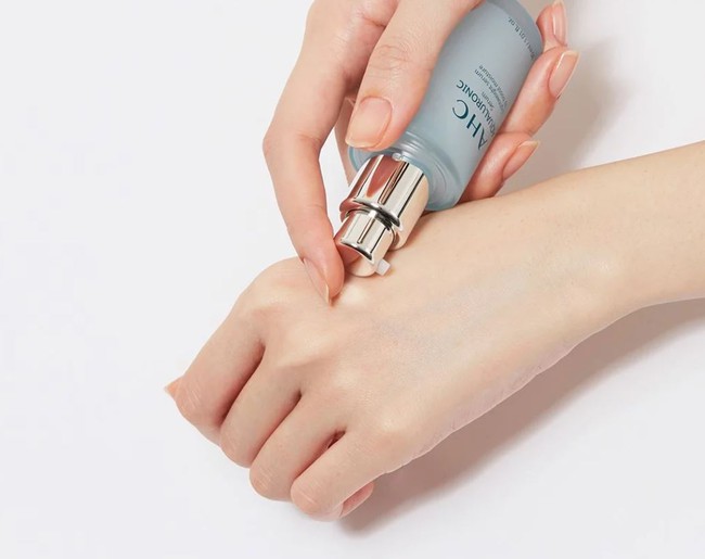 Hè bôi gì cũng thấy nhớp nháp, bạn nên trang bị ngay 1 trong 6 lọ serum bơm da căng mướt nhưng vẫn nhẹ mặt này - Ảnh 5. Hè bôi gì cũng thấy nhớp nháp, bạn nên trang bị ngay 1 trong 6 lọ serum bơm da căng mướt nhưng vẫn nhẹ mặt này - Ảnh 5.