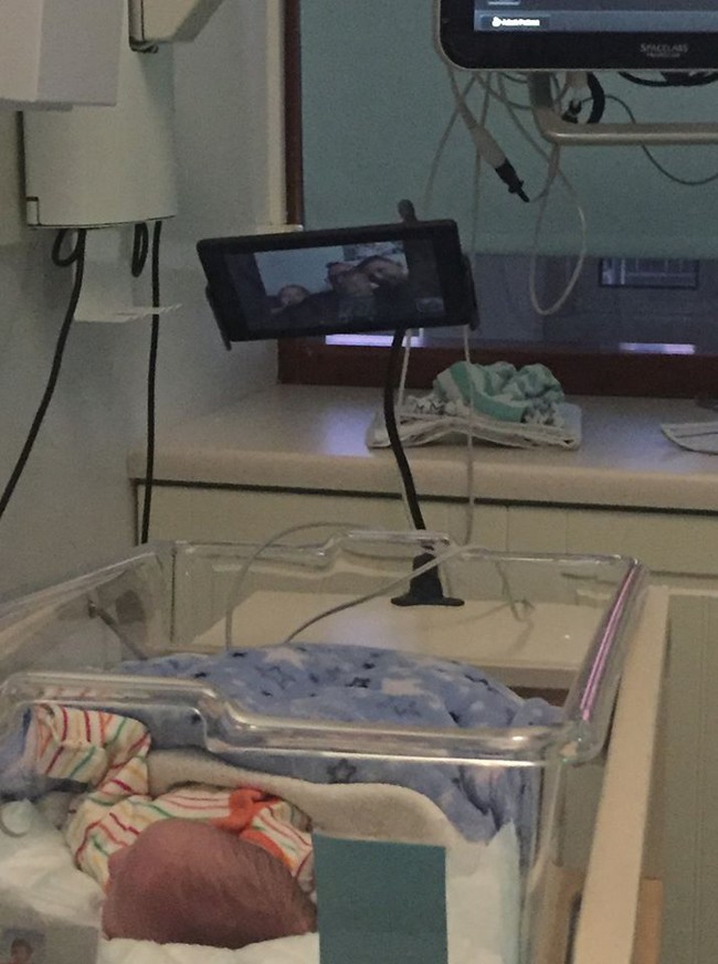 Dù đang nằm trong phòng chăm sóc đặc biệt, nhưng các em bé sinh non vẫn được nghe bố mẹ đọc truyện mỗi ngày nhờ vào một sáng kiến tuyệt vời của bệnh viện - Ảnh 1.