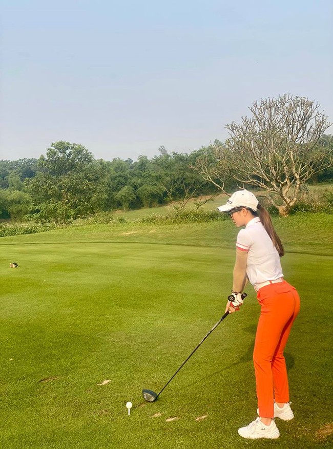 Quỳnh Nga để lộ vòng 3 cong vút khi tập tành đánh golf.