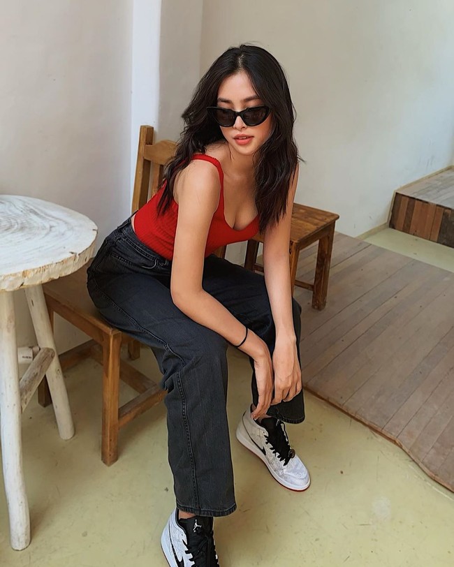 Tiểu Vy khoe ngực đầy quyến rũ trong bức hình mới. Tiểu Vy khoe ngực đầy quyến rũ trong bức hình mới.