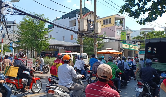 TP.HCM: Người dân nháo nhào khi phát hiện chiếc vali lạ, cả khu vực rộng ở quận Gò Vấp bị phong tỏa - Ảnh 1.