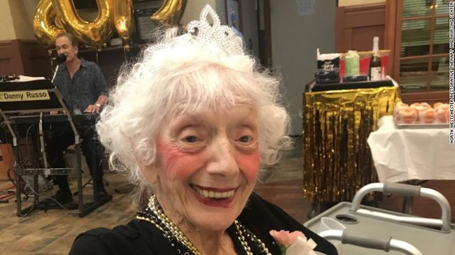 Bà cụ &quot;siêu nhân&quot; 101 tuổi đánh bại được bệnh COVID-19, chiến thắng cả bệnh ung thư và sống sót qua dịch cúm Tây Ban Nha - Ảnh 3.