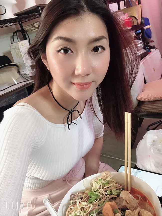 Ngọc Quyên thích thú vì được thưởng thức tô bún riêu ngon. Ngọc Quyên thích thú vì được thưởng thức tô bún riêu ngon.