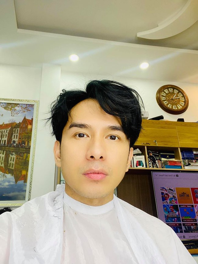 Đan Trường cắt tóc ở nhà để đảm bảo an toàn giữa mùa dịch. Đan Trường cắt tóc ở nhà để đảm bảo an toàn giữa mùa dịch.