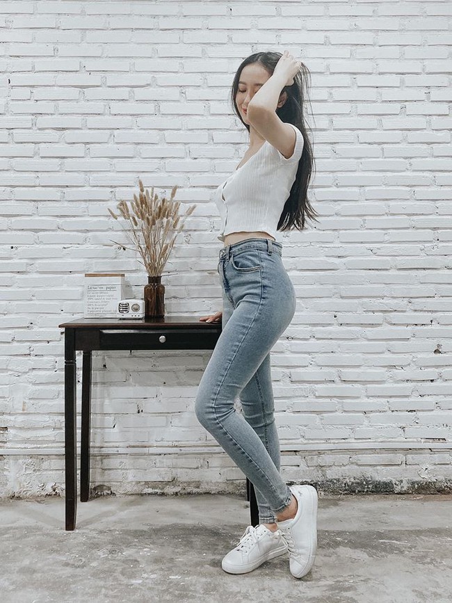 Jun Vũ diện áo crop top kết hợp quần jeans khoe eo thon, chân dài. Jun Vũ diện áo crop top kết hợp quần jeans khoe eo thon, chân dài.