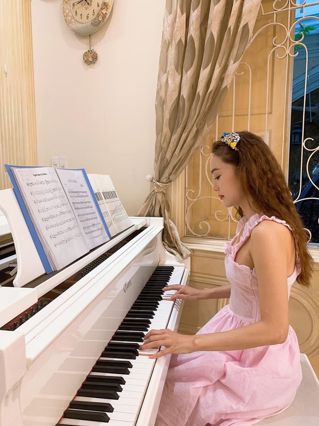 Minh Hằng chia sẻ: Mùa này đàn lên tay được xíu. Minh Hằng chia sẻ: Mùa này đàn lên tay được xíu.
