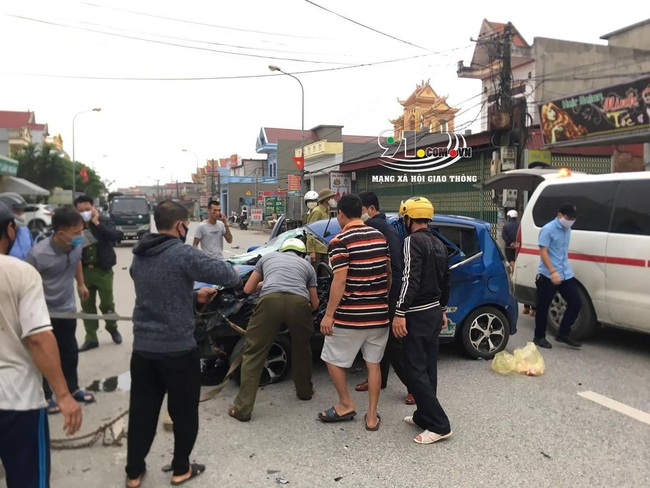 Ô tô con tông lật xe 3 bánh chở sắt, nhiều người bị thương nặng, hiện trường vụ tai nạn khiến tất cả ám ảnh - Ảnh 2.