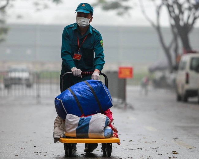 Ảnh: Hàng trăm công dân được trở về quê nhà sau khi hết thời gian cách ly tại khu Pháp Vân- Tứ Hiệp  - Ảnh 4.