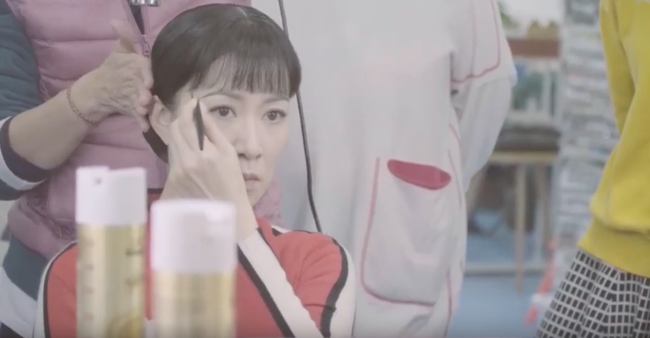 "Bên tóc mai không phải Hải Đường Hồng": Hé lộ cảnh Xa Thi Mạn hóa trang, mặt mộc tuổi 44 cực xinh đẹp - Ảnh 4. "Bên tóc mai không phải Hải Đường Hồng": Hé lộ cảnh Xa Thi Mạn hóa trang, mặt mộc tuổi 44 cực xinh đẹp - Ảnh 4.