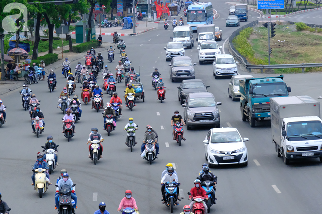 Quốc lộ thông thoáng còn bến xe vắng vẻ, người dân thảnh thơi từ Sài Gòn về quê nghỉ lễ muộn chiều 30/4 - Ảnh 1.