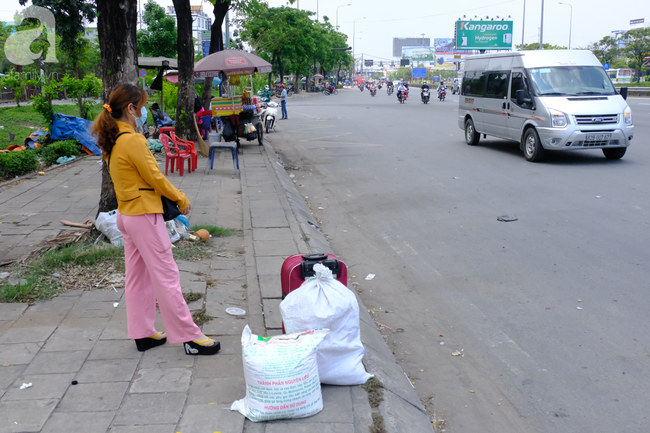 Quốc lộ thông thoáng còn bến xe vắng vẻ, người dân thảnh thơi từ Sài Gòn về quê nghỉ lễ muộn chiều 30/4 - Ảnh 6.