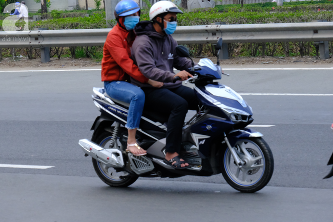 Quốc lộ thông thoáng còn bến xe vắng vẻ, người dân thảnh thơi từ Sài Gòn về quê nghỉ lễ muộn chiều 30/4 - Ảnh 2.