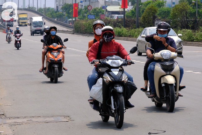 Quốc lộ thông thoáng còn bến xe vắng vẻ, người dân thảnh thơi từ Sài Gòn về quê nghỉ lễ muộn chiều 30/4 - Ảnh 3.